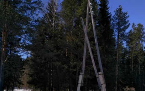 В сыктывкарской мэрии ищут владельца опоры ЛЭП, которая вот-вот рухнет