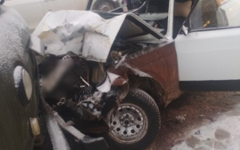 В Сыктывкаре «пятерка» влетела в УАЗ на «встречке», пострадали трое (видео, фото)