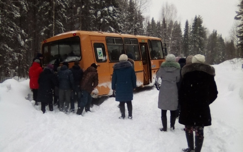 Жителям Коми пришлось руками выкапывать из снега застрявший автобус