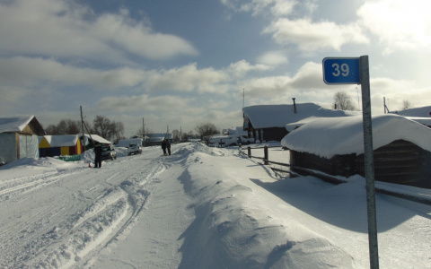 В коми селе женщина-водитель сбила ребенка, который шел прямо посреди дороги