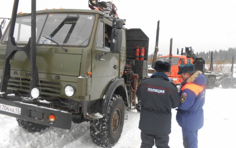 В Коми водители авто пересекают реку по опасной переправе