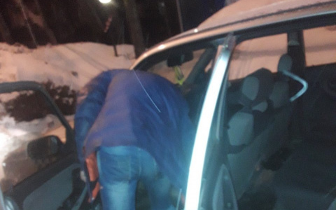 Таксист, который «вышвырнул» женщину из авто в Сыктывкаре, рассказал, как все произошло