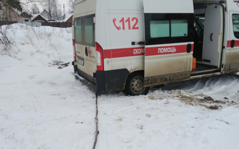 Фото дня: застрявшая в сугробе «скорая», которая ехала на вызов