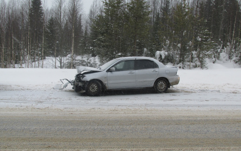 В Коми водитель «Митсубиши» неудачно обогнал попутное авто и въехал в отбойник