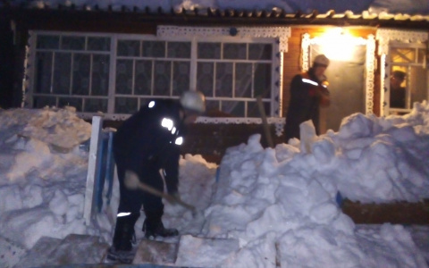 В Коми снежная глыба «заперла» в доме пожилую пару (фото)