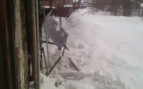 В Сыктывкаре с крыши дома упали глыбы льда и завалили подъезд: люди не могут выйти на улицу (фото)