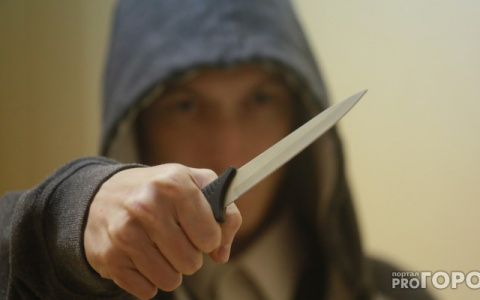 В Сыктывкаре мужчина с ножом ограбил 17-летнего подростка