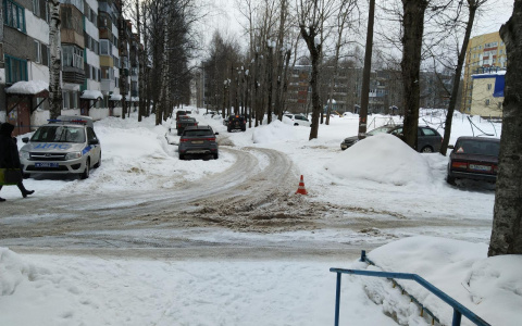 В Сыктывкаре ищут водителя, который сбил девушку-подростка и скрылся