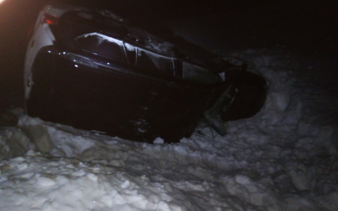 В Коми в кювет опрокинулась пенсионерка на «Ленд Крузере»