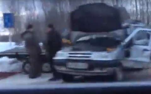 В Коми два внедорожника влетели друг в друга, один из автомобилей вез снегоход на прицепе (видео)