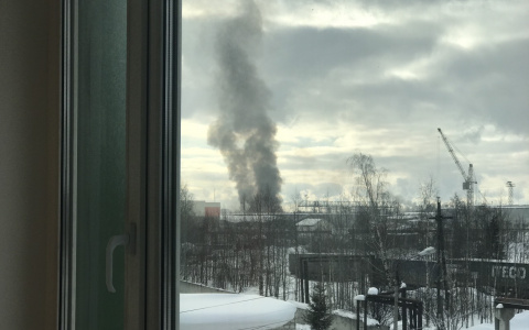 В сыктывкарском Човью загорелся склад: на месте работают пожарные (видео)