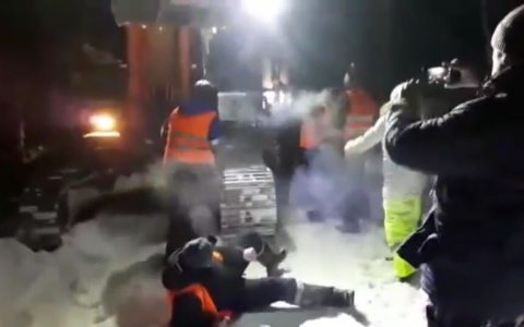 Противники мусорного полигона на границе с Коми встали живым щитом, а их давили грузовиками (видео)