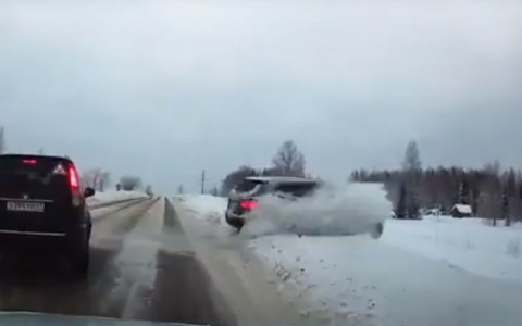 На трассе в Коми внедорожник разогнался и «рыбкой» нырнул в сугроб (видео)