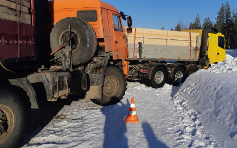 В Коми КамАЗ протаранил два УАЗа, сбил пешехода и столкнулся с грузовиком