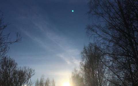 Фото дня: луна и солнце на чистом весеннем небе Сыктывкара