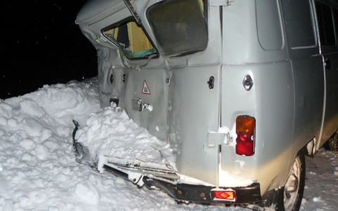 В Коми на лесной дороге столкнулись «буханка» и автобус, пострадали четверо (фото)
