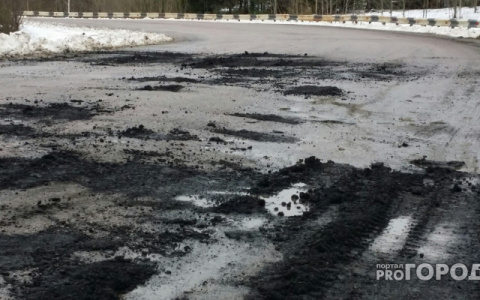 Сыктывкарская прокуратура заставила мэрию отремонтировать еще одну «разбомбленную» дорогу