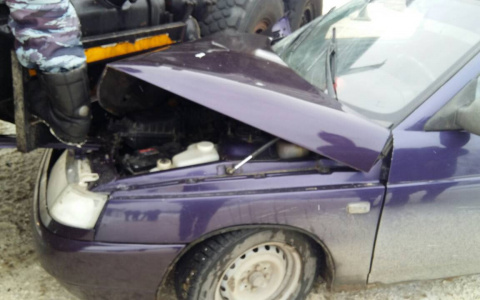 В Коми опытный водитель «десятки» протаранил попутный КамАЗ