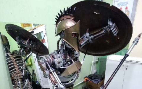 Сыктывкарец смастерил из автозапчастей полутораметровую статую робота-спартанца