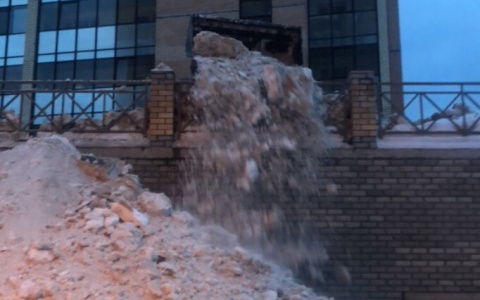 Сыктывкарские УК воюют: коммунальщики не вывезли снег, а скинули его в соседний двор к другим
