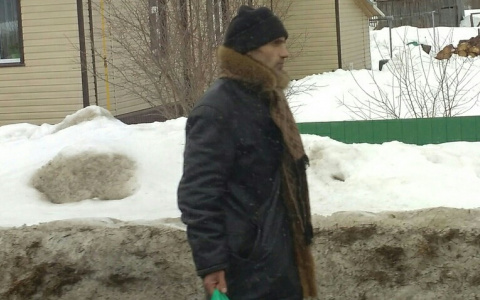 Жители Коми нашли странного мужчину, который уже два дня идет по трассе в Сыктывкар