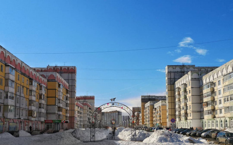 Фото дня: яркое синее небо над спальным районом в Сыктывкаре