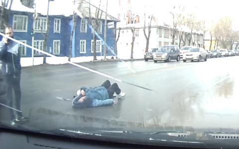 В Сыктывкаре на «зебре» водитель внедорожника снес пенсионерку (видео)