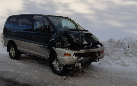 В Коми водитель  «Митсубиши» задел КрАЗ и отправился в больницу