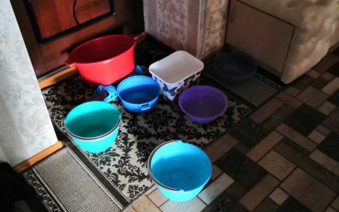 Жильцы сыктывкарского дома каждый год остаются без света из-за воды, которая течет с крыши