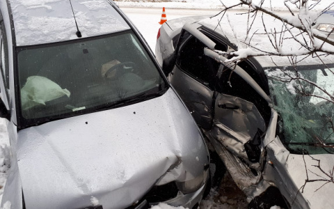 В Коми водитель «Лады» решил обогнать попутное авто и отправил в больницу двоих пассажиров