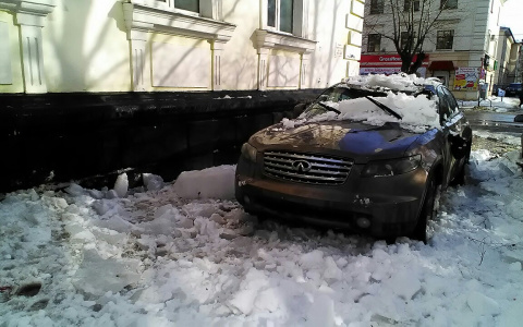 В Сыктывкаре ледяная лавина раздавила иномарку, в которой были два человека
