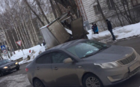 В Сыктывкаре «Газель» влетела в дерево: у авто разнесло кабину (фото)