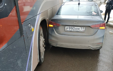 В Сыктывкаре в Hyundai врезался автобус, который вез детей из лагеря
