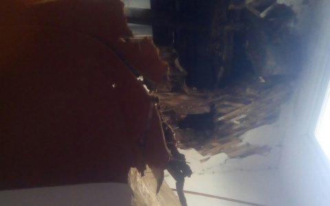 В Сыктывкаре снег, который скопился на крыше, обрушил чердак в доме (фото)