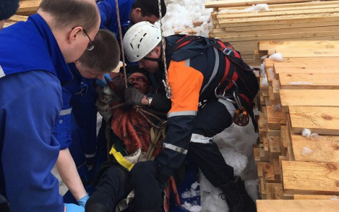 В Сыктывкаре лебедка крана утянула за собой рабочего и сломала ему ребра, мужчина погиб