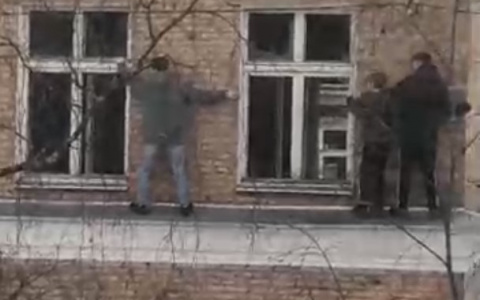 В центре Сыктывкара дети рисковали жизнями на узком карнизе второго этажа заброшенной поликлиники