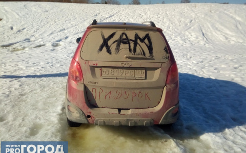 В Сыктывкаре нашли авто, которое стоит посреди реки (фото)