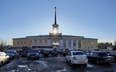 Фото дня: сыктывкарский закат в окнах железнодорожного вокзала