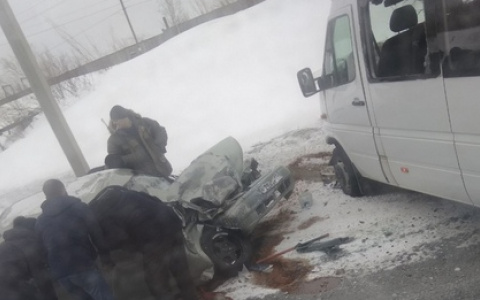 В Коми «Лада» лоб в лоб столкнулась с автобусом полным вахтовиков (фото)