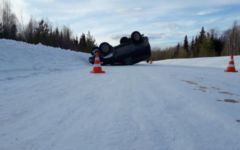 В Коми молодой водитель УАЗа перевернулся посреди дороги, пострадала женщина