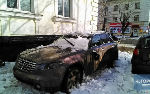 Коммунальщики заявили, что чистили крышу дома, с которой на Infinity сошла лавина в Сыктывкаре