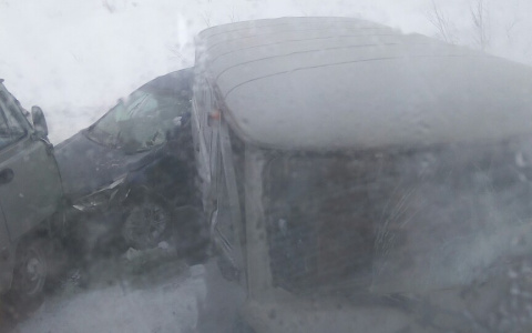 В Коми лютая метель спровоцировала ДТП сразу с четырьмя машинами (фото)