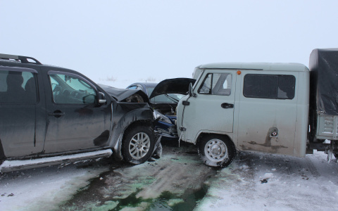 В массовой аварии в Коми, которую спровоцировала лютая метель, пострадал человек