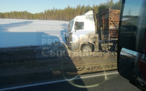 В Коми водитель грузовика уснул за рулем и «закопал» авто в обочине (фото)