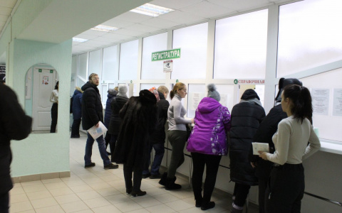 «Профессия: трамитадор»: в Коми девушка за деньги «стоит в очереди» за номерками в поликлинику