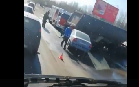 В Сыктывкаре столкнулись КамАз и «Форд», на место прибыли пожарные (видео)