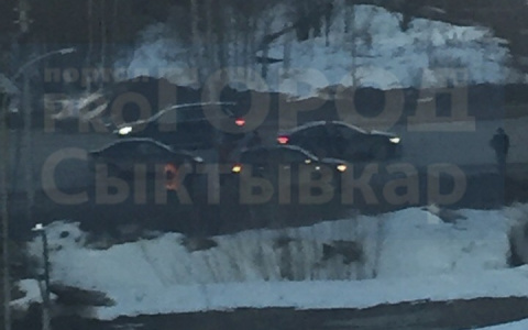 В Сыктывкаре парень врезался в два авто сразу, вышел из машины и убежал (фото)