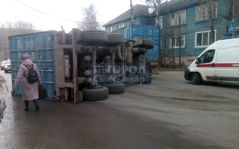 В Сыктывкаре прямо на проезжей части опрокинулся прицеп фуры (фото)