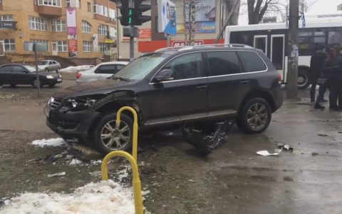 В Сыктывкаре «Фольксваген» протаранил «Шевроле» и вылетел на тротуар (видео)
