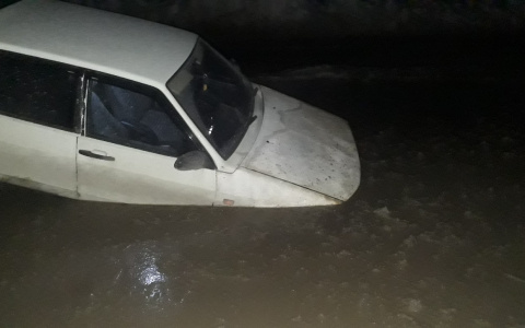 В Коми водитель «Лады» решил проскочить через реку и утопил свое авто  (фото)